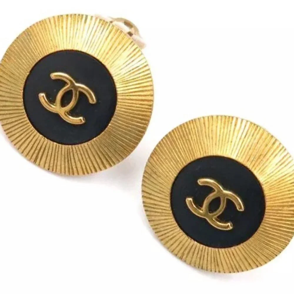 CHANEL CC Logos Black Round Clip-On Earrings Gold Tone 95P Auth w/Box p1141 - Picture 1 of 6